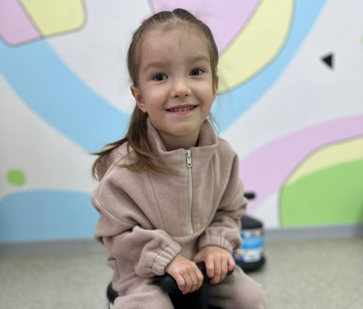 Фонд «Благодействие» оплатил изготовление и установку новых ортезов на коленные суставы для Полины