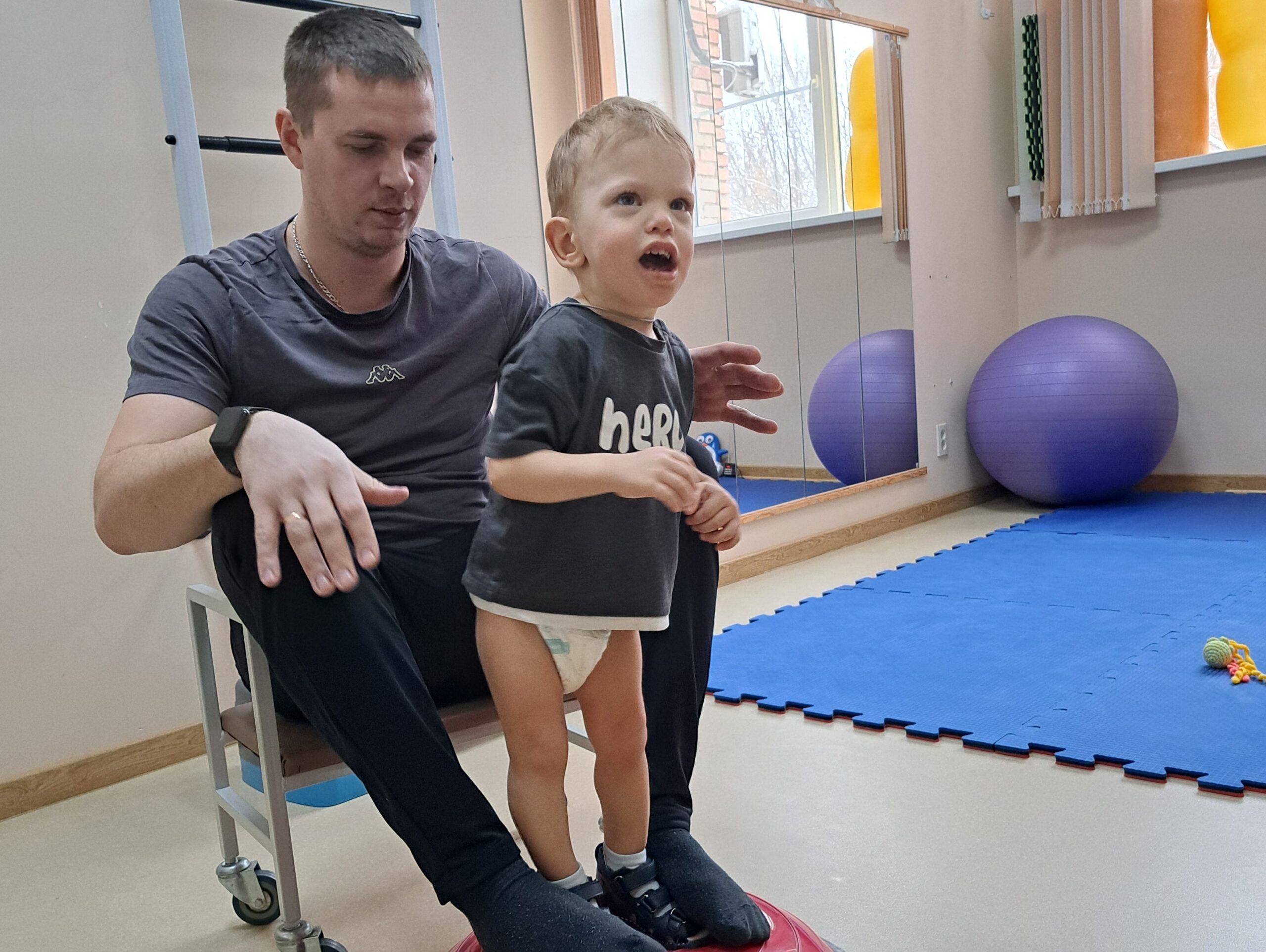 Первые шаги Пети — маленькое чудо, к которому шли два года